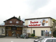 Der Eingang zum Freizeitpark „Swissminiatur”.