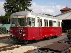 Der vierachsige Triebwagen T33 vor dem Lokschuppen in Neresheim.