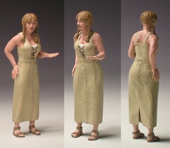 Modellfigur einer jungen Frau mit Zöpfen in einem ländlichen Kleid aus drei Blickwinkeln.