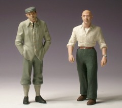 Zwei Männerfiguren, die eine mit Knickerbockern, die andere mit weiten Hosen.