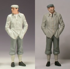 Eine Männerfigur mit Knickerbocker–Hosen, original und nachlackiert.