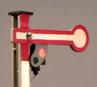 Modellfoto: Ausschnitt mit dem rot–weißen Signalflügel und der Laternen–Blende.