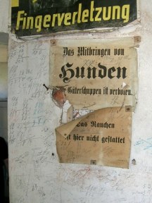 Zwei Hinweise an einer Wand am Güterschuppen in Dischingen.