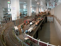 Blick über die Vorderseite der Spur 1–Anlage im Hamburg–Museum.