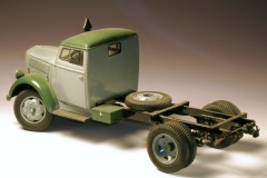 Modellfoto: grauer Lastkraftwagen mit grünen Kotflügeln, noch ohne Pritschenaufbau.
