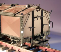 Modellfoto: Stirnseite eines Klappdeckelwagens mit Modellbahn–Kupplung.