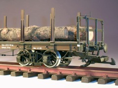 Modellfoto: Stirnseite eines vierachsigen Schienenwagens mit Rungen.