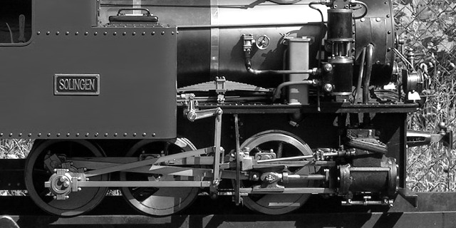 Seitenansicht der Stephenson–Steuerung an einer 7¼ Zoll–Dampflok.