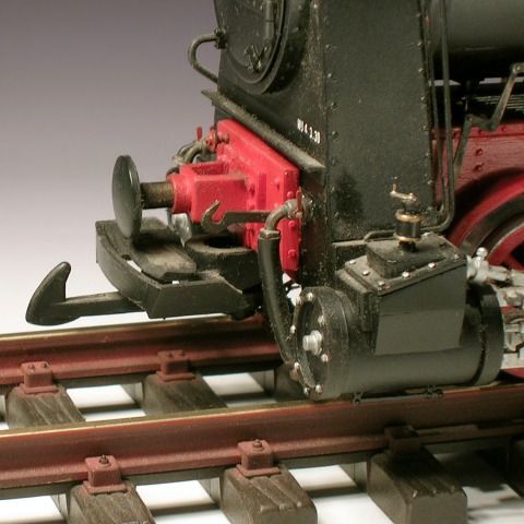Detail der vorderen Pufferbohle einer Schmalspur–Lok mit umgebauter Kupplung.