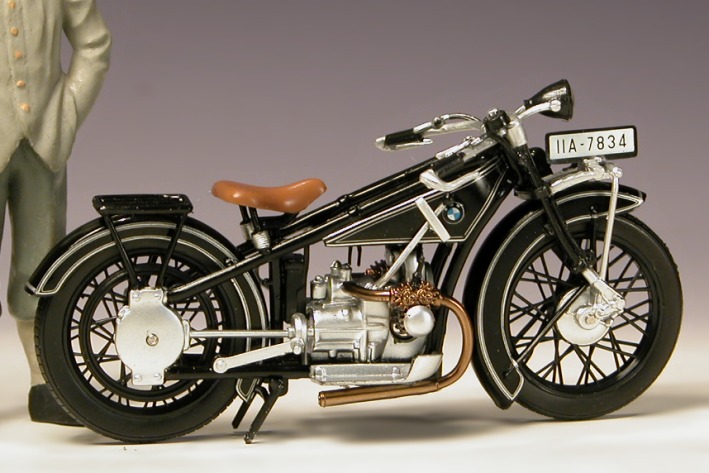 Ein schwarzes Motorrad–Modell nach einem alten Vorbild.