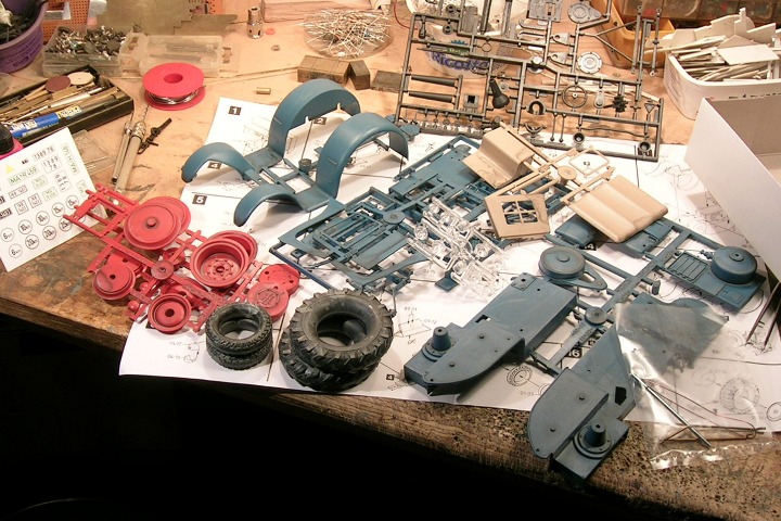 Die Bausatzteile für den Lanz Bulldog von Pola auf einem Basteltisch.