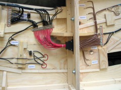 Foto: Anlagenteilstück mit zahlreichen Kabeln von unten gesehen.