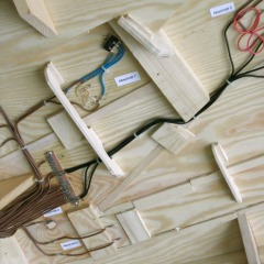 Foto: Rahmenkonstruktion aus Holzlatten von unten.