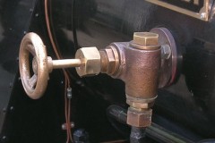 Speiseventil am Kessel einer Dampflokomotive.