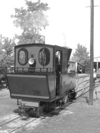 Foto: kleine Feldbahn–Dampflok aus Indonesien (Java) von hinten.