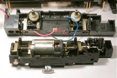 Blick auf die Halbschalen eines Lokomotiv–Antriebs mit Zahnrädern und Motor.