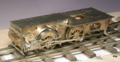Dampflok–Fahrwerk aus Metall im Rohbau (schräg von vorne und oben gesehen).
