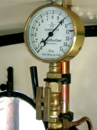 Manometer auf einer Rohrleitung im Führerstand einer Feldbahn–Dampflok.