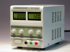 Ein Labornetzgerät mit beleuchtetem, digitalem Volt– und Ampèremeter.