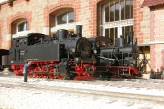 Zwei Echtdampf–Lokomotiven im Maßstab 1:22,5 (IIm, Schmalspur).