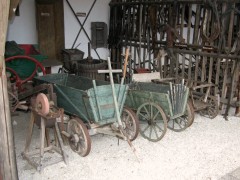 Drei Handkarren und ein Schleifbock für Klingen auf der Lochmühle in Hessen.