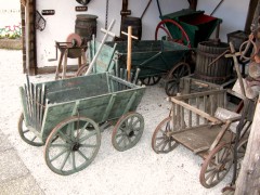 Graugrün gestrichener Karren (Handwagen) aus der Zeit um 1930.
