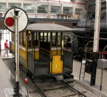 Ein gelber Pferde–Straßenbahnwagen aus Mailand.