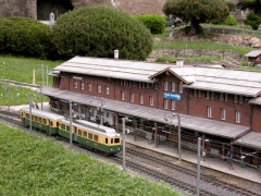 Triebwagen und Beiwagen im Bahnhof „Kleine Scheidegg”.