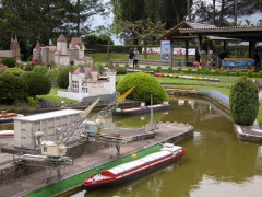 Die Hafenanlage mit Schiffen, Kränen und vielen Eisenbahnwagen.