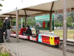 Im Freizeitpark Swissminiatur gibt es eine Personen–befördernde Parkbahn.