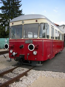 Der Triebwagen T33 von vorn gesehen, Mai 2011.