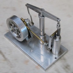 Modell einer Dampfmaschine mit stehendem Zylinder und Waagebalken.