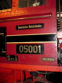 Die vollverkleidete Schnellfahrlok 05 001 in Nürnberg (Führerstand).
