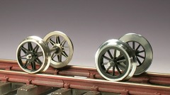 Foto: ein Radsatz mit niedrigen und einer mit hohen Spurkränzen
