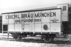 Zweiachsiger bayerischer Bierwagen der Eberl Bräu-Brauerei mit Werbeaufschrift.