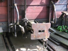 Foto: Puffer und Kupplung an einem alten, gedeckten Güterwagen.