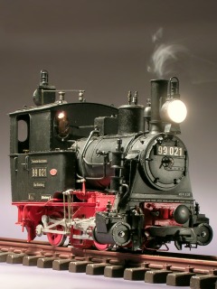 Modellfoto einer kleinen, schwarzen Dampflok.