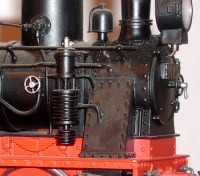 Foto: Detail einer Modell–Lokomotive. Einige Teile wirken ziemlich glänzend.