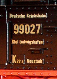 Foto: geätzte Messing–Schilder an einer Modell–Lokomotive.