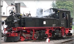 Foto: vierachsige Meyer–Lokomotive mit schwarzem Aufbau und rotem Fahrwerk.