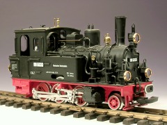 Modellfoto: Schwarze Dampflok mit drei gekuppelten Treibachsen und einer Vorlaufachse.