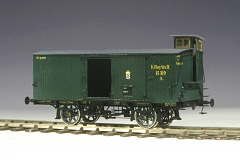 Modellfoto: grüner, gedeckter Güterwagen.