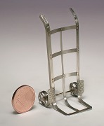 Modell: Rohbau einer Sackkarre mit Blechrädern aus Neusilber–Blech.