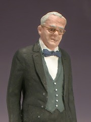 Der obere Teil eines älteren Herrn mit Anzug, Weste und Hornbrille.