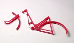Rahmen und Gabel des roten Damenrads, der Rahmen mit einem neuen Unterteil.