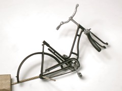 Fahrradrahmen mit eingesetzter Kette und Kettenschutzblech.