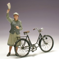 Modell: Damenrad mit tiefem Einstieg am Rahmen, die Figur einer winkenden Frau.
