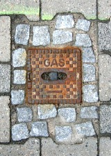 Foto: Kleiner, quadratischer Deckel mit Aufschrift „GAS”.