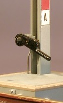 Modellfoto: der Stellhebel am unteren Mastende mit einem zusätzlichen Stelldraht.