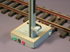 Modellfoto: der am Gleis angesteckte Signalsockel von der Signalseite her gesehen.